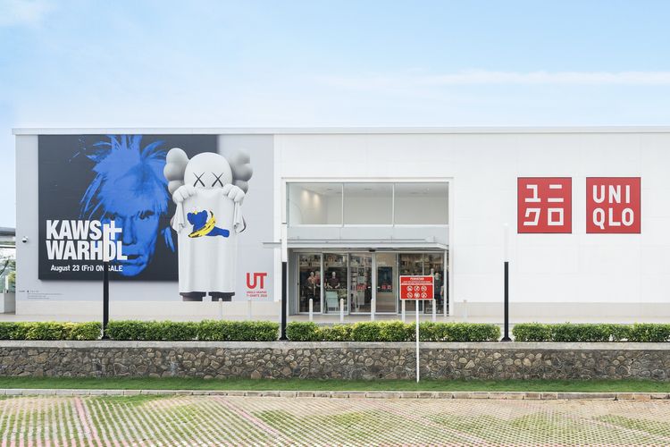 Companion karya Kaws di Uniqlo One District Puri.