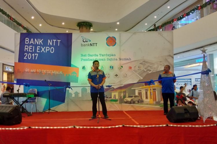 Ketua DPD REI NTT Bobby Pitoby saat memberikan sambutan dalam pembukaan kegiatan REI Expo di Lippo Plaza Kota Kupang, Jumat (1/12/2017) malam