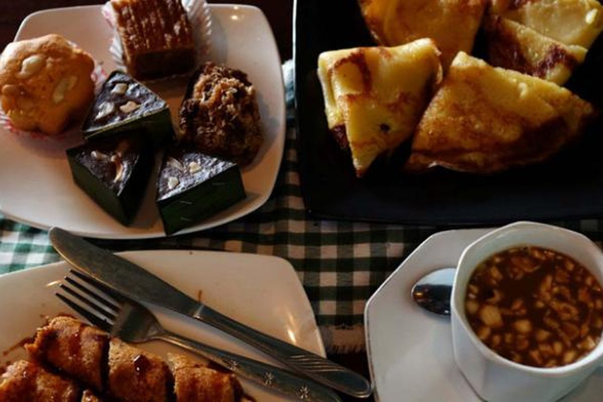 Signatures snacks from Maluku at the Sibu-Sibu Café with Rarobang spice coffee.