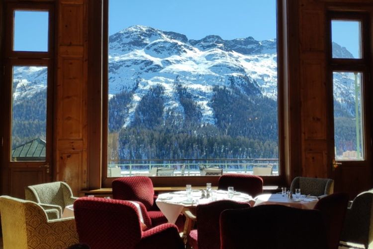 Restoran dengan pemandangan Pegunungan Alpen di Badrutt Palace, St. Moritz, Swiss. 