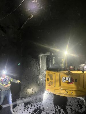 Proses evakuasi pekerja PT Freeport Indonesia yang terjebak dalam di tambang bawah tanah Grasberg Block Cave, Mimika, Papua Tengah.