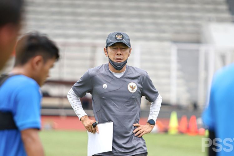 Pelatih timnas Indonesia, Shin Tae-yong, memberikan materi pada training center (TC) timnas U22 Indonesia jelang persiapan SEA Games 2021 di Jakarta, 8-28 Februari.