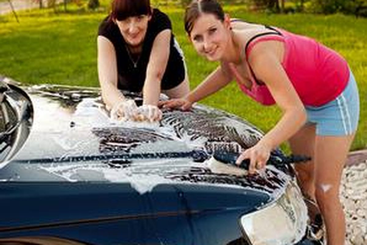 Mencuci mobil sendiri bisa bantu bakar kalori jika dilakukan sungguh-sungguh selama 25 menit.