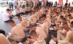 Hangat dan Sederhana, Momen Makan Siang Mendagri bersama Praja IPDN di Tengah Tugas Kemanusiaan