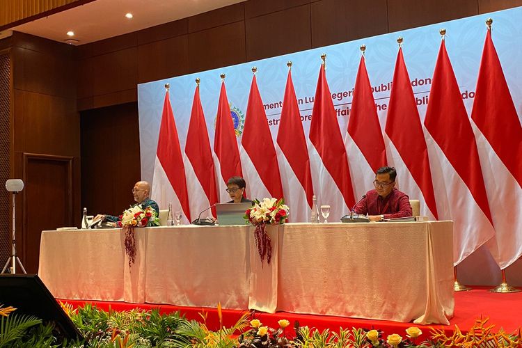Menteri Luar Negeri (Menlu) Retno L. P. Marsudi (tengah) menjelaskan rangkaian AMM Meeting pekan depan di Jakarta dan perkembangan Myanmar di kantor Kemenlu, Jakarta Pusat, Jumat (7/7/2023). 