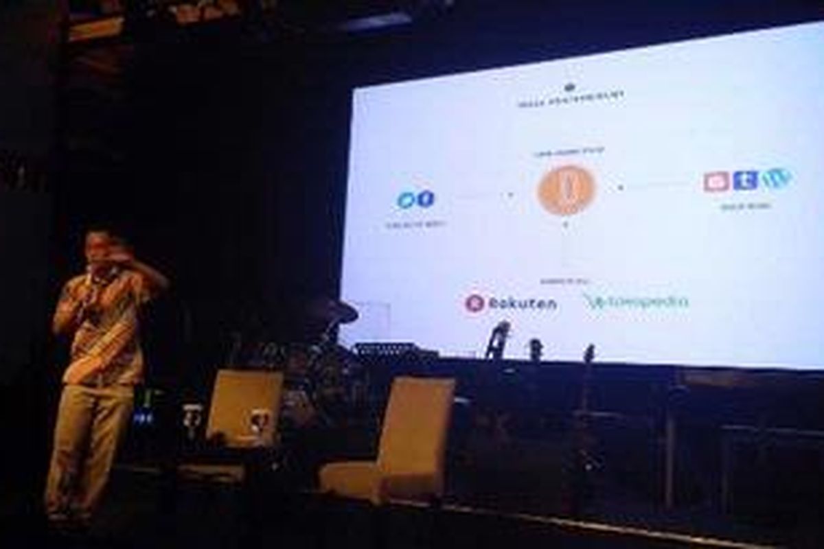 Diki Irawan menjelaskan Dwarapala dalam event Tekno Idea yang diadakan di The Lounge XXI, Plaza Senayan, Kamis (23/2/2012). 