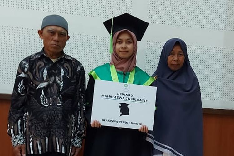 Siti Rodiah lulus cum laude dari UIN Sunan Gunung Djati Bandung setelah perjuangan panjang.