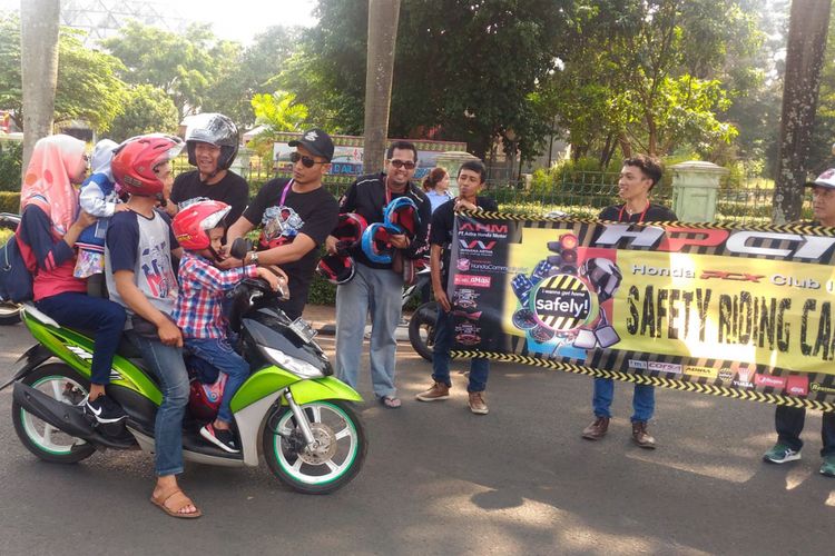 Kampanye safety riding komunitas PCX di Indonesia.