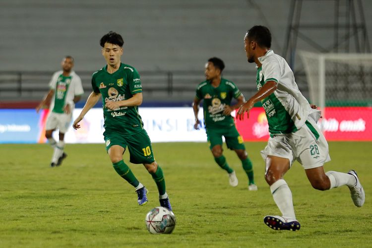 Pemain Persebaya Surabaya Aji Taisei Marukawa saat pertandingan laga pekan 21 Liga 1 2021-2022 melawan PSS Sleman yang berakhir dengan skor 1-0 di Stadion Kapten I Wayan Dipta Gianyar, Sabtu (29/1/2022) malam.