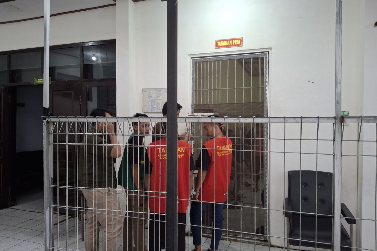 Terdakwa kasus ganja usai menjalani sidang ganja di Pengadilan Negeri Lumajang, Selasa (18/3/2025).