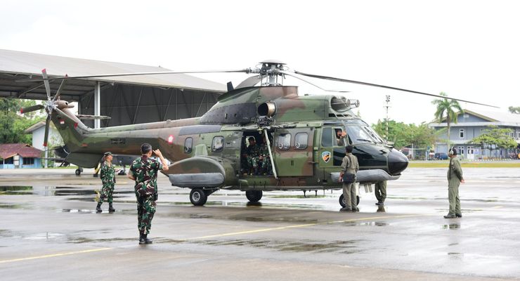 TNI Kerahkan Helikopter Super Puma Kirim Kotak Suara Ke TPS di Papua