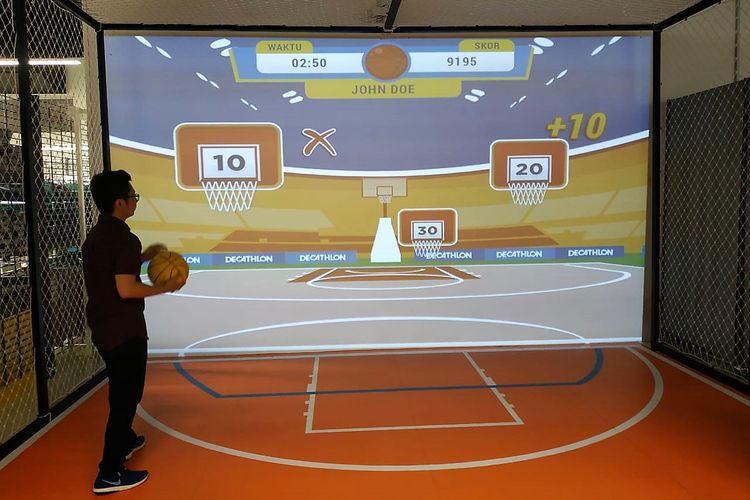 Lapangan basket virtual di Decathlon Taman Anggrek