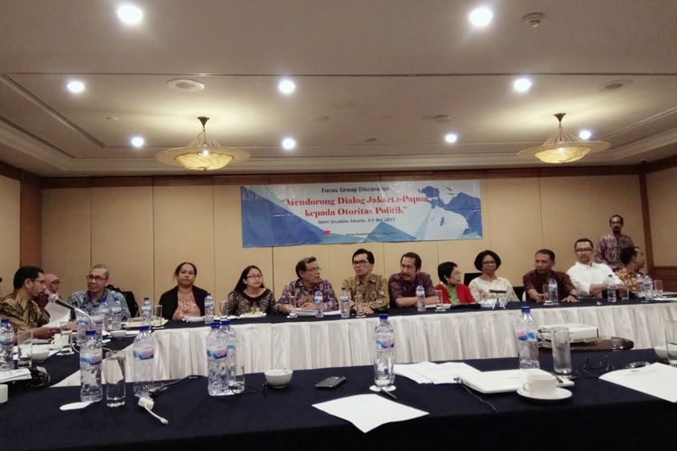  (Tengah): Rektor Universitas Parahyangan, Mangadar Situmorang, mewakili Forum Akademisi untuk Papua Damai dalam focus discussion group uang digelar di Hotel Aryaduta, Jakarta, Kamis (4/5/2017).