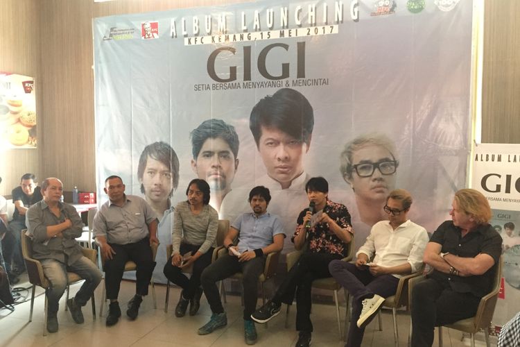 GIGI merilis album religi berjudul Setia Bersama Menyayangi dan Mencintai di sebuah gerai ayam goreng cepat saji, Kemang, Jakarta Selatan, pada Senin (15/5/2017).
