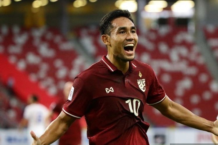 Striker timnas Thailand, Teerasil Dangda,merayakan golnya ke gawang Filipina pada matchday keempat Grup A Piala AFF 2020 yang berlangsung di National Stadium, Singapura, Selasa (14/12/2021). Terkini, Teerasil Dangda mampu menyumbangkan satu gol untuk membantu Thailand menang 5-0 atas Brunei pada laga pertama Grup A Piala AFF 2022, Selasa (20/12/2022) malam WIB.