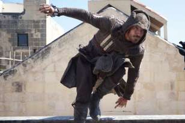 Michael Fassbender beraksi dalam Assassin's Creed 