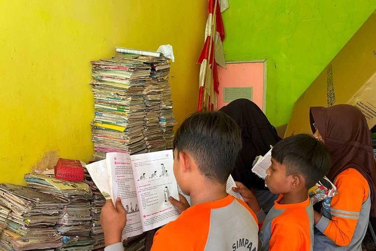 Ribuan Buku Dimakan Rayap, Potret Krisis Literasi di SDN 2 Simpang Garut yang Serba Kekurangan