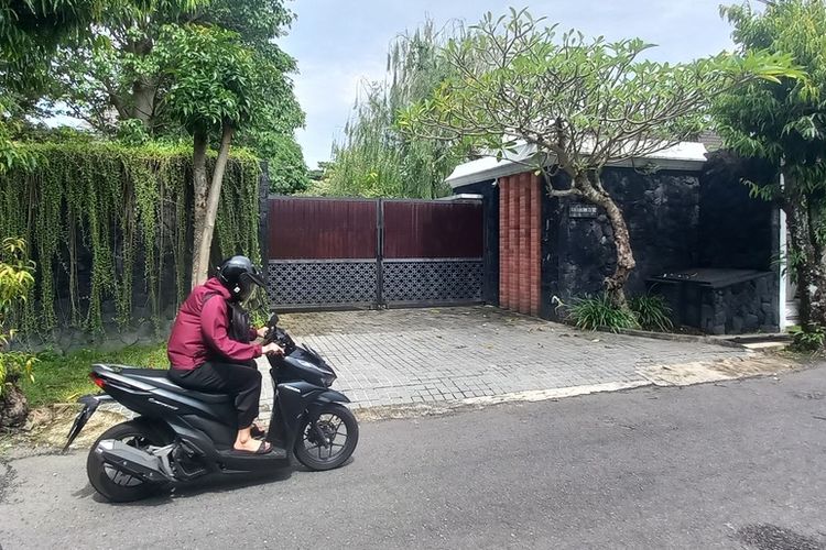 Suasana rumah Rafael Alun Trisambodo di Jalan Ganesha II/2 Kota Yogyakarta, Senin (27/2/2023)