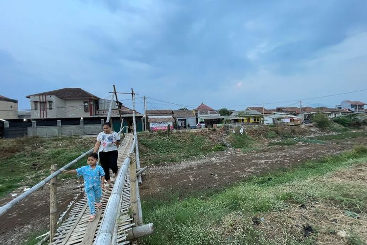 Kondisi Sungai Cikeruh di Kampung Sukarame, Desa Tegalsumedang, Kecamatan Rancaekek, Kabupaten Bandung, Jawa Barat yang mengalami kekeringan pada Kamis (21/9/2023)