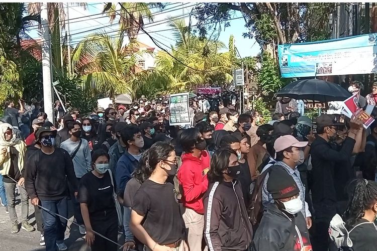 Unjuk Rasa Bali Tidak Diam di depan Kampus Universitas Udayana, Kamis (22/10/2020).