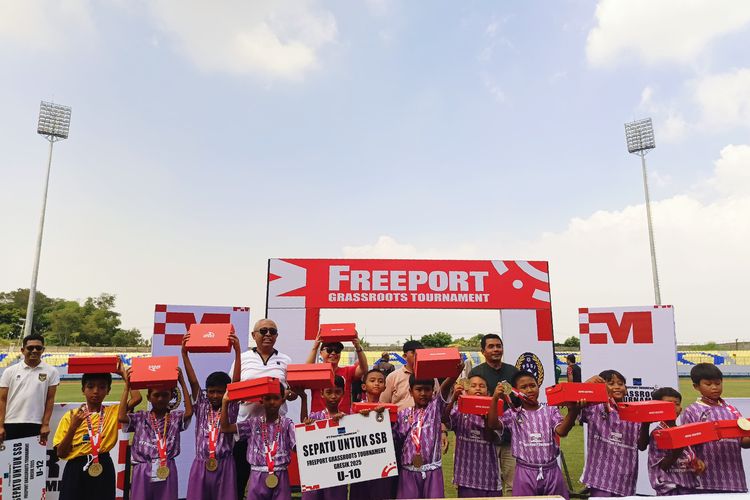 Turnamen sepak bola usia dini, Freeport Grasroots Tournament kembali digelar untuk yang kedua kalinya yang hadir dengan atmosfer yang tidak hanya kompetitif, tetapi juga penuh harapan untuk belajar, tumbuh dan bermimpi yang berlangsung di Stadion Gelora Joko Samudro Gresik, Minggu (27/4/2025) siang.
