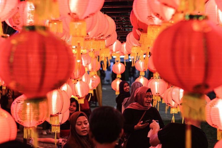 Pengunjung berfoto dengan lampion yang disediakan oleh pengelola dalam perayaan Imlek 2571 di Thamrin 10 Food & Creative Park, Menteng, Jakarta Pusat, Minggu (26/1/2020). Perayaan Imlek di Jakarta digelar untuk menunjukan bahwa Jakarta adalah milik semua golongan.