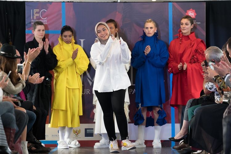 Risa Maharani, desainer lulusan SMK NU Banat, Kudus, jurusan Tata Busana. Risa sukses memamerkan karya busananya pada pergelaran La Mode Sur La Seine a Paris di Paris, Perancis, 29 September 2019 lalu.