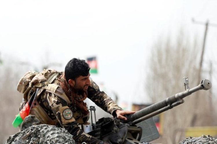 Anggota pasukan keamanan Afghanistan menyiapkan senapan mesin di Kabul, pada 9 Maret 2018.