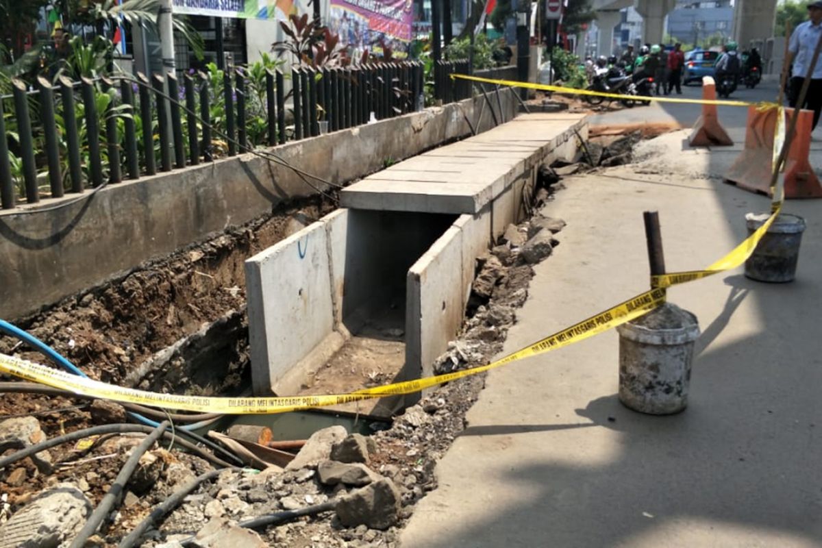 Garis polisi dipasang di sekitar munculnya gelembung air dan gas di selokan yang lokasinya dekat Kompleks Golden Fatmawati, Jalan RS Fatmawati, Jakarta Selatan, Selasa (28/8/2018).