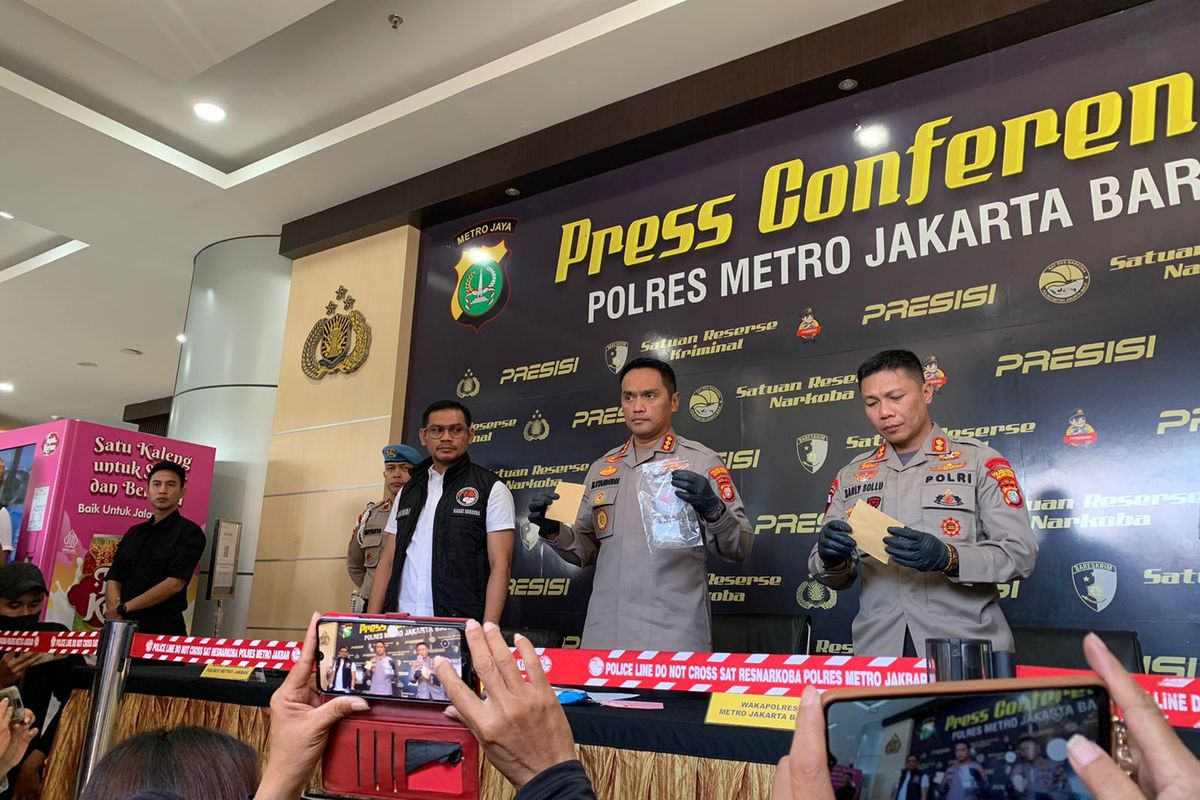 Polisi menggelar rilis penangkapan aktor Hud Filbert dan 6 pelaku lain atas kasus narkoba di Mapolres Metro Jakarta Barat, Senin (17/4/2023). Polisi memastikan bahwa aktor berinisial HF adalah Hud Filbert. 