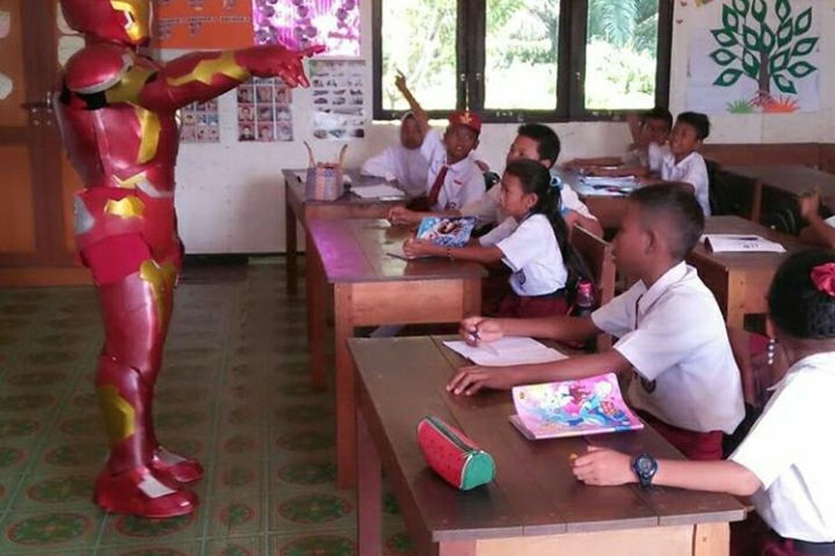 Hendra Agatama dengan kostum Iron Man mengajar di sekolah dasar Tunas Sejahtera Sungai Tawang, Kalimantan Barat