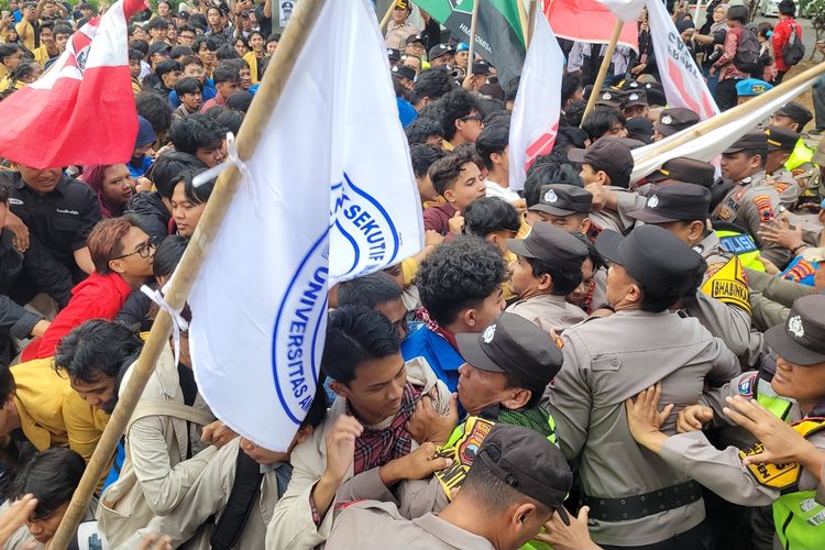 Demo 2 Tahun Prabowo-Gibran di Banyumas, Mahasiswa dan Polisi Sempat Saling Dorong