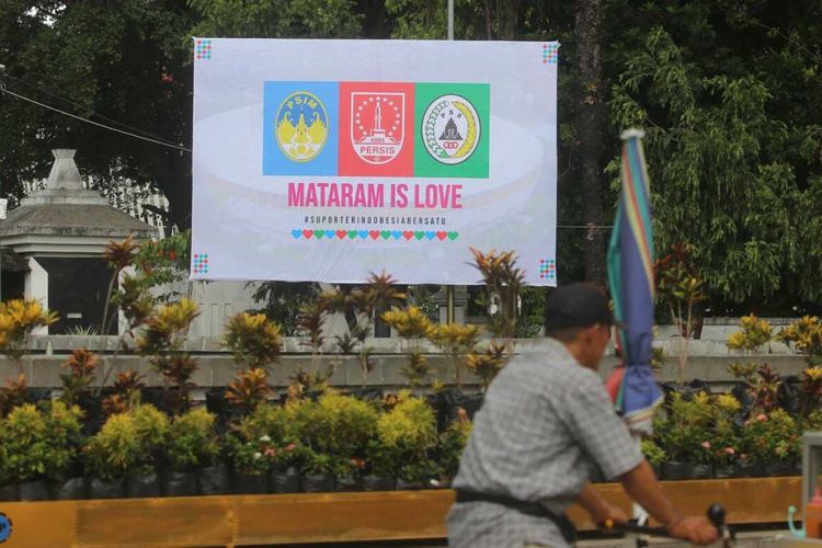 Papan reklame bertuliskan Mataram Is Love dengan logo 3 klub sepak bola Persis Solo, PSS Sleman dan PSIM Yogyakarta, terpasang di Stadion Manahan, Kota Solo, Rabu (5/10/2022).