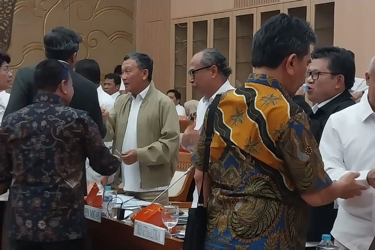 Menteri ESDM Arifin Tasrif usai menghadiri rapat kerja dengan Komisi VII DPR RI, di Jakarta, Senin(5/6/2023).