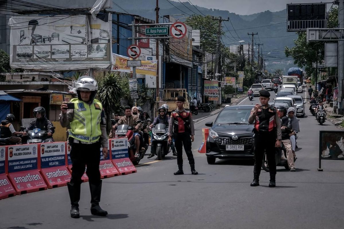 Ilustrasi lalu lintas di Jalan Raya Puncak, Jawa Barat.