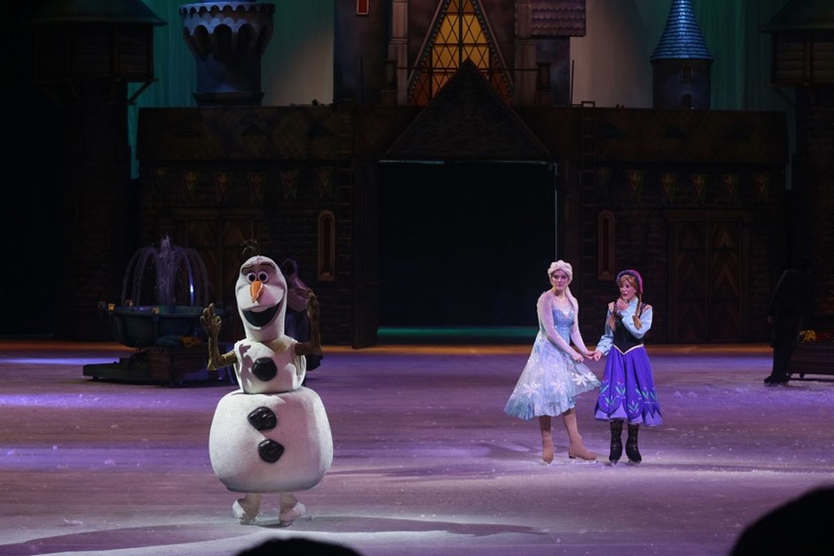 Olaf, Elsa, dan Anna dari Frozen tampil di arena es Singapore Indoor Stadium, Singapura, Rabu (14/3/2018).