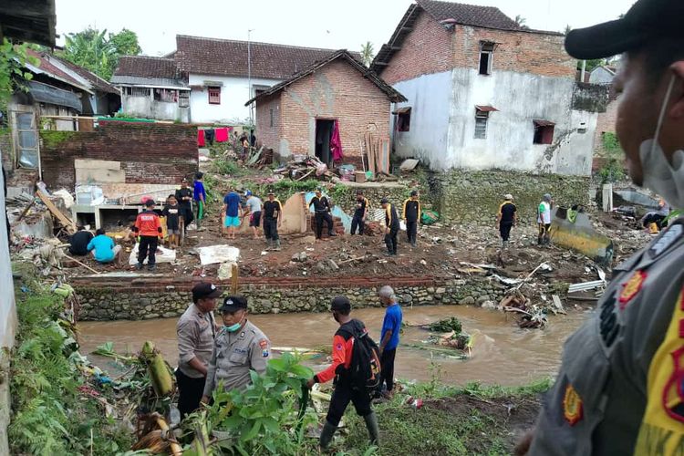 Petugas saat mengevakuasi sisa material banjir bandang di Banyuwangi 