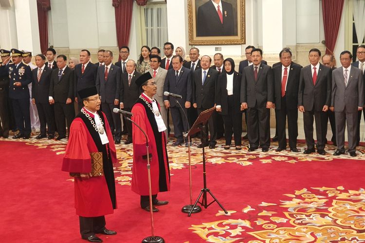 Presiden Joko Widodo (Jokowi) menyaksikan pengucapan sumpah jabatan oleh Daniel Yusmic Pancastaki Foekh dan Suhartoyo sebagai Hakim Konstitusi untuk periode 2020 hingga 2025.   Pengucapan sumpah dua hakim konstitusi tersebut dilakukan di hadapan Presiden di Istana Negara, Jakarta, Selasa (6/1/2020).