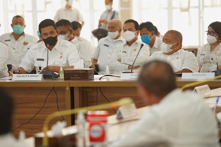 Wali Kota Medan Bobby Nasution saat menghadiri rapat evaluasi pelaksanaan PPKM mikro di Aula Tengku Rizal Nurdin, Rabu (21/4/2021).