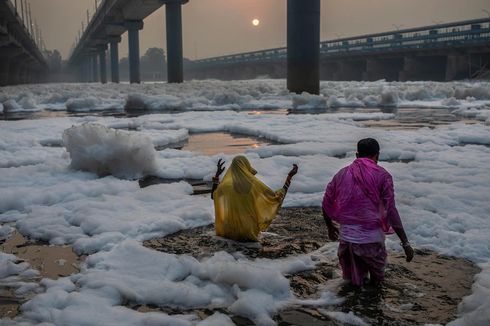 Warga India Rayakan Hari Keagamaan dengan Mandi di Sungai yang Tercemar