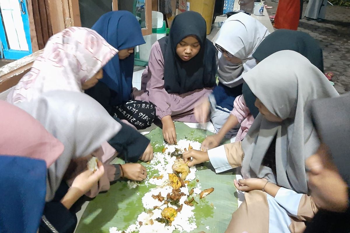 Suasana mayoran santriwan dan santriwati Darun Najah, sebuah tradisi makan bersama beralaskan daun pisang, Jumat (8/4/2022).