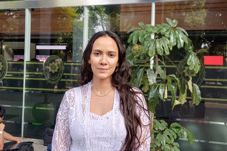 Nadine Alexandra Ungkap Alasan Pendukung Nadiem Makarim Kompak Pakai Kemeja Putih