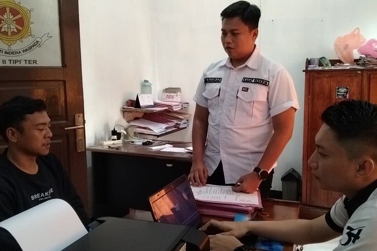 Seorang pemuda di Kota Baubau, Sulawesi Tenggara, inisial M tertangkap kamera pemantau atau CCTV mengambil rokok di warung dan pergi saja tanpa membayarnya. Pelaku M dimintai keterangan di ruang penyidik Polres Baubau