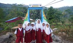 JQR Bangun Jembatan Baru di Pelosok Garut Selatan, Warga Tak Perlu Lagi Seberangi Jembatan Reyot