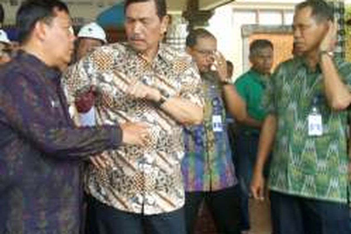 Menko Bidang Kemaritiman, Luhut Binsar Panjaitan(tengah) saat meninjau Pelabuhan Benoa, Denpasar, Juam