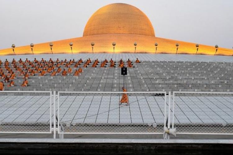 Para biksu Buddha melakukan ritual doa pagi di kuil Wat Dhammakaya, Bangkok.