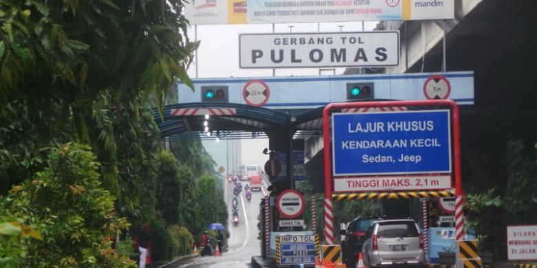 Jalan Tol Wiyoto Wiyono, tepatnya dari gerbang pintu masuk Tol Pulomas arah Tanjung Priok, Jakarta Utara diserobot para pengguna sepeda motor akibat banjir, Senin (9/2/2015).