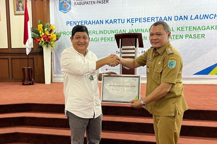 Bupati Paser Fahmi Fadli menyerahkan secara langsung kartu kepesertaan kepada perwakilan pekerja penerima perlindungan dua program dari BPJamsostek.