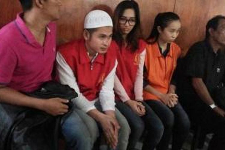 Briptu Muhammad, Amri Hasibuan (28), beserta dua rekan modelnya, Deslika (21) dan Titin Daniati (19), dituntut satu tahun dan enam bulan penjara. 

