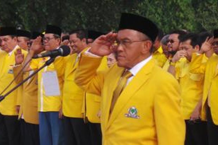 Ketua Umum DPP Partai Golkar Aburizal Bakrie saat memimpin upacara peringatan HUT ke-49 Partai Golkar, Minggu (20/10/2013), di TMP Kalibata, Jakarta.